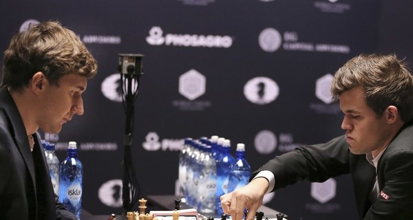 Матч за шахматную корону: Карлсен и Карякин вновь играют вничью