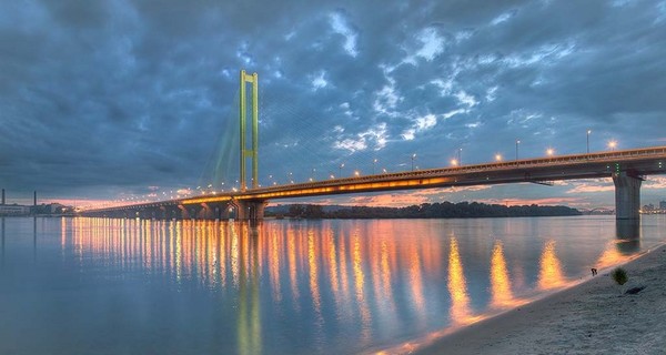 В Киеве компания молодежи застряла на верхушке 130-метрового моста 