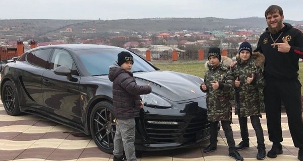 Дети Кадырова подарили своему тренеру 