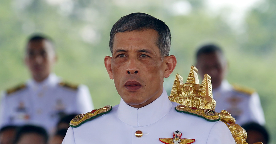 В Таиланде эпатажного короля провозгласили в его отсутствие 
