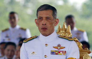В Таиланде эпатажного короля провозгласили в его отсутствие 
