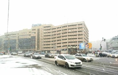 Киевские власти попросили водителей отказаться от машин из-за снегопада