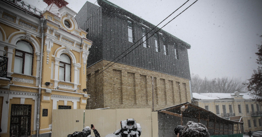 В Киеве показали скандальный фасад Театра на Подоле: фото