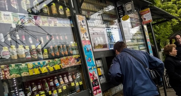 Киевский суд вновь разрешил продавать алкоголь в киосках 