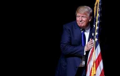 Трамп предложил сажать в тюрьму или лишать гражданства за сжигание флага США