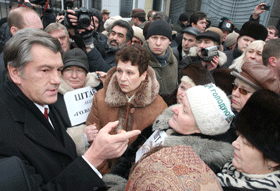 Ющенко встретился с голодающими жертвами «Элита-Центра» 