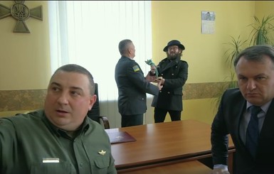 Украинские пограничники застыли для флешмоба Mannequin Challenge