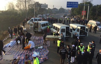 В Китае пассажирский автобус рухнул в озеро