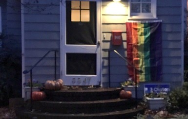 Будущего вице-президента США соседи встретили ЛГБТ-флагами