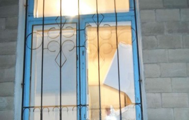 Славянская полиция ищет тех, кто разбил окно в помещении избирательной комиссии