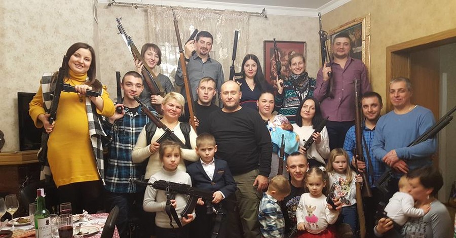 Соцсети - о фото вооруженной семье Яроша :