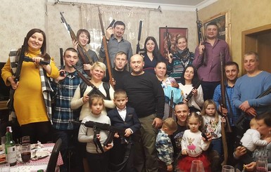 Соцсети - о фото вооруженной семье Яроша :