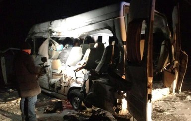 В Днепропетровской области маршрутка врезалась в грузовик, погибли пятеро