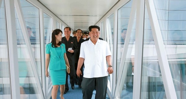 Супруга Ким Чен Ына появилась на публике впервые за 8 месяцев