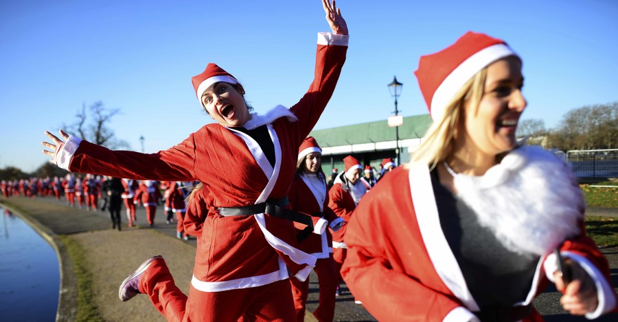 В крупных городах мира состоялся традиционный забег Санта-Клаусов: фото
