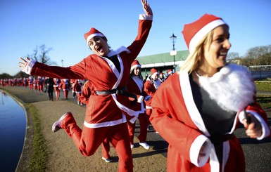 В крупных городах мира состоялся традиционный забег Санта-Клаусов: фото