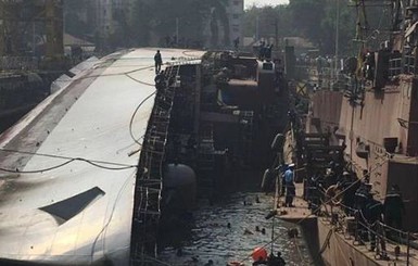 В Индии при спуске на воду перевернулся корабль, погибли моряки