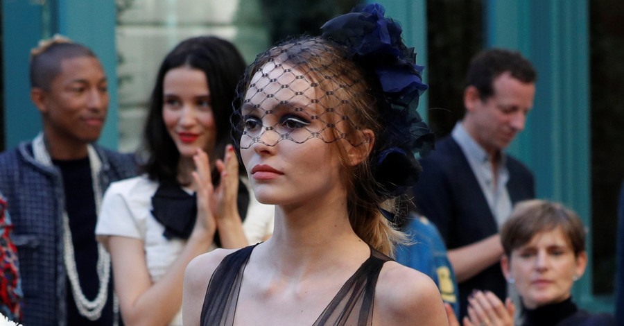17-летняя дочь Джонни Деппа и Ванессы Паради вышла на подиум на показе Chanel