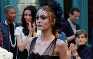 17-летняя дочь Джонни Деппа и Ванессы Паради вышла на подиум на показе Chanel