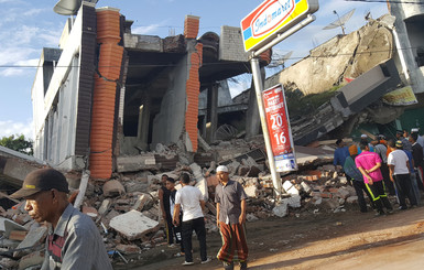 Индонезию всколыхнуло сильнейшее землетрясение: погибли 54 человека