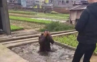 В Китае уличенного вора заставили лезть в яму с экскрементами