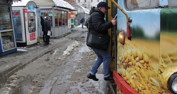 В Киеве пьяному мужчине в трамвае прострелили ноги 