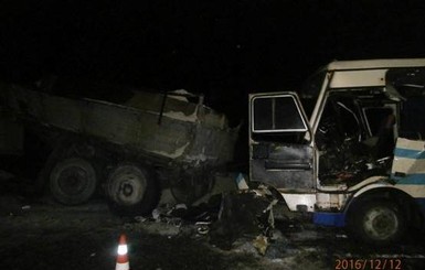На Львовщине автобус врезался в грузовик, погибли два человека