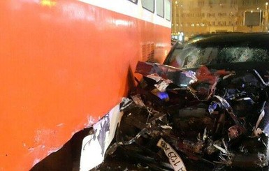 В Киеве водитель протаранил трамвай