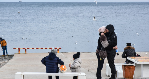 Одесситы встречают первые дни зимы на море: фото