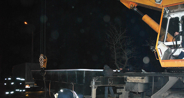 В Николаеве рухнувший 11-метровый бассейн перекрыл мост