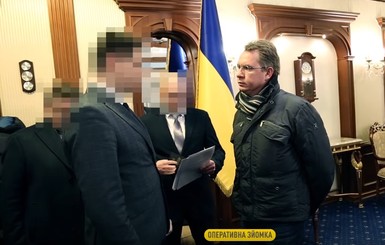Опубликовано видео вручения подозрения главе ЦИК Охендовскому