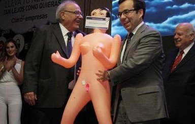 Чилийскому министру экономики подарили резиновую куклу