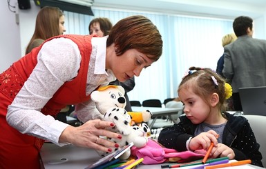 Штаб Ахметова навестил раненых детей, прошедших реабилитацию