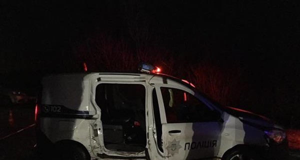 Под Львовом грабители протаранили микроавтобусом машину полицейских