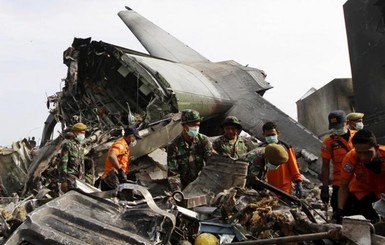 В Индонезии разбился самолет, погибли 13 человек