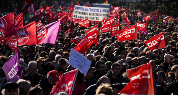 В Мадриде десятки тысяч человек вышли протестовать против работы правительства