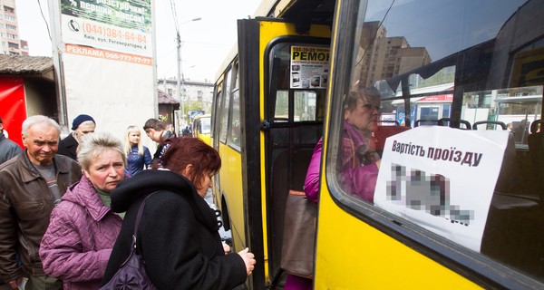 В Луцке женщина выпала из открытой двери маршрутки