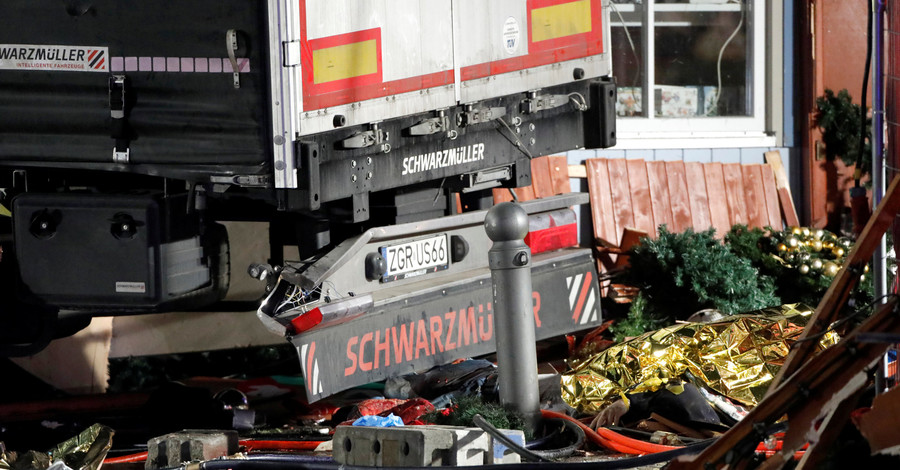 В Германии людей на рождественской ярмарке протаранил грузовик