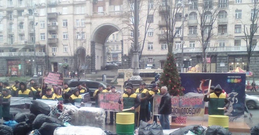 Владельцы снесенных МАФов в знак протеста завалили столичную мэрию мусором