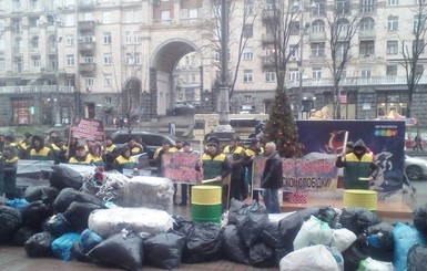 Владельцы снесенных МАФов в знак протеста завалили столичную мэрию мусором