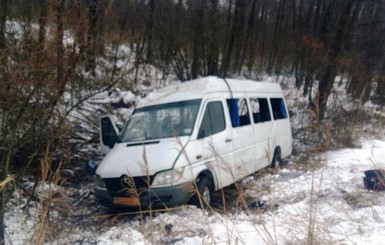 В Черниговской области перевернулся автобус с людьми