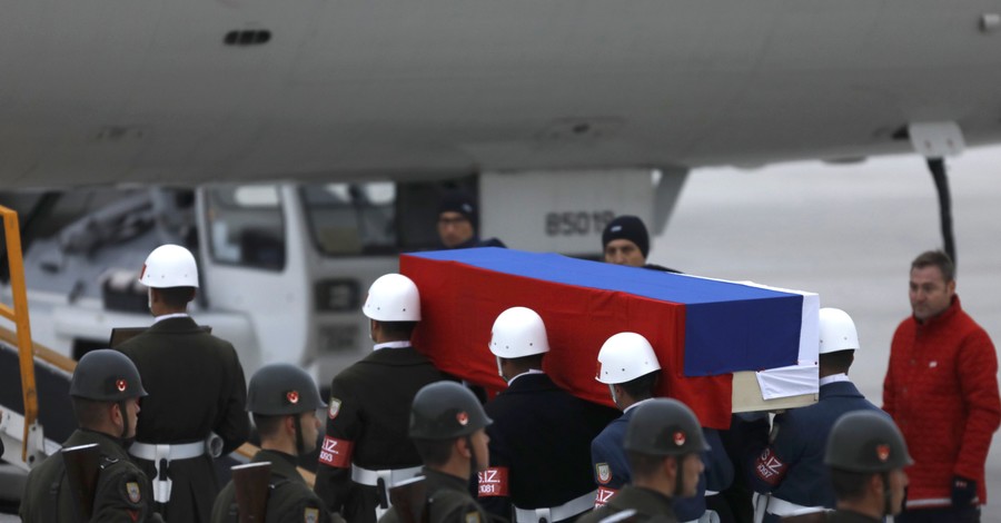 Тело с гробом российского посла доставили в Москву