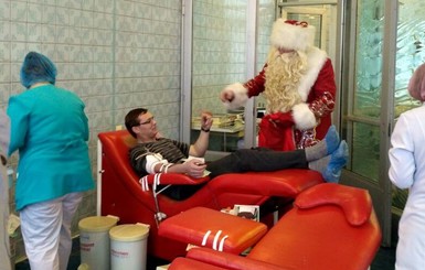В Днепре Дед Мороз раздавал донорам подарки