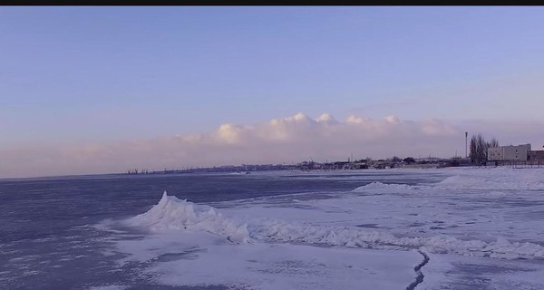 Скованное льдами Азовское море показали с высоты птичьего полета