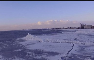 Скованное льдами Азовское море показали с высоты птичьего полета