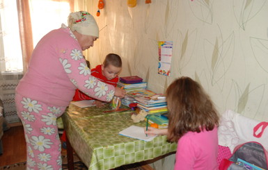 В Запорожье бабушка, жившая в коммунальном аду, нашла опекуна для внуков