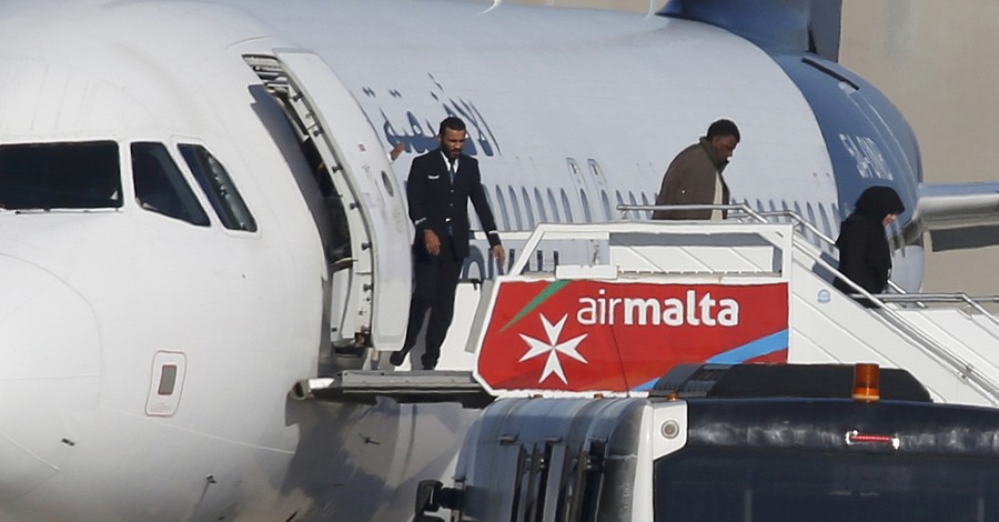 Захватчики ливийского самолета сдались после переговоров с руководством страны
