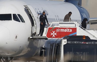 Захватчики ливийского самолета сдались после переговоров с руководством страны