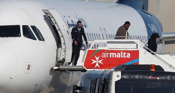 Появилось видео освобождения заложников самолета на Мальте