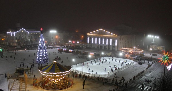 В Чернигове появился праздничный городок с катком и каруселями